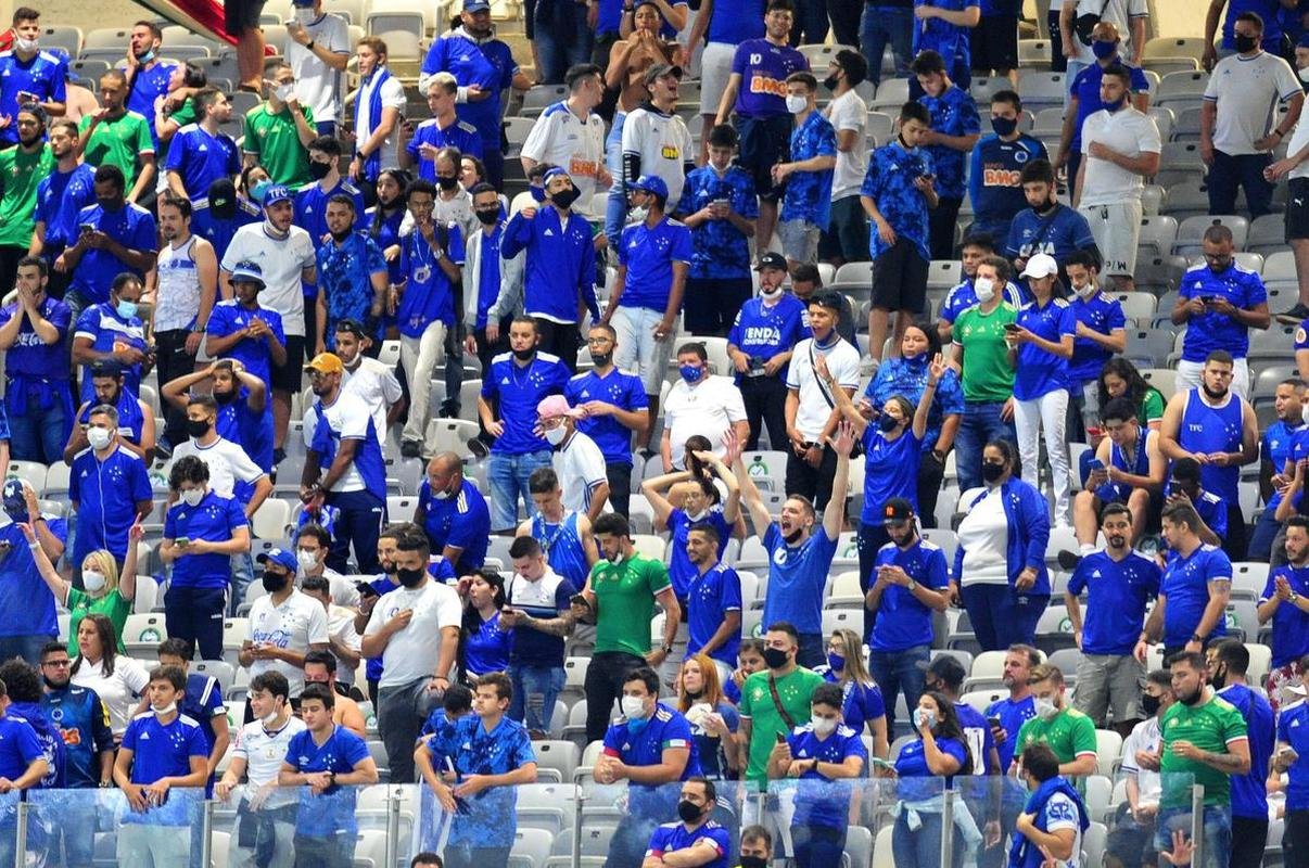 Na volta ao Mineiro, torcida fez festa com a vitria do Cruzeiro por 1 a 0 sobre o Confiana. No fim da partida, jogadores agradeceram o apoio dos cruzeirenses.