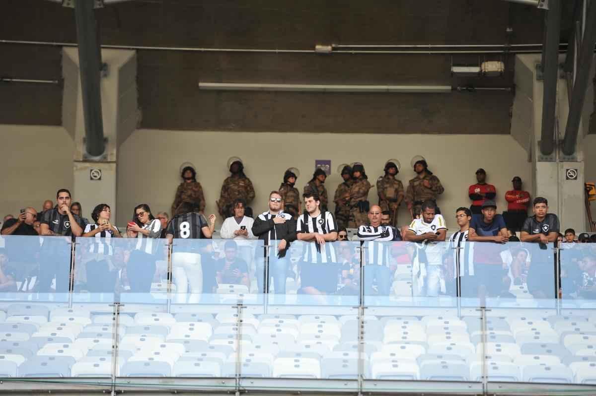 Torcedores de Cruzeiro e Botafogo, no Mineiro, em duelo pela 19 rodada do Brasileiro