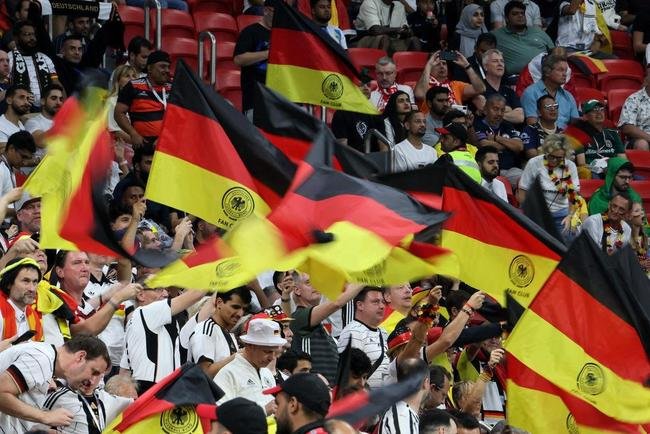 Costarriquenhos e alemes na partida pelo Grupo E da Copa do Mundo, no Estdio Al Bayt, em Al-Khor