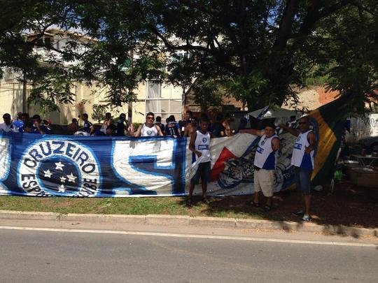 Torcida do Cruzeiro j comea a se movimentar em vrios pontos da cidade antes da partida contra o Grmio, s 17h, no Mineiro