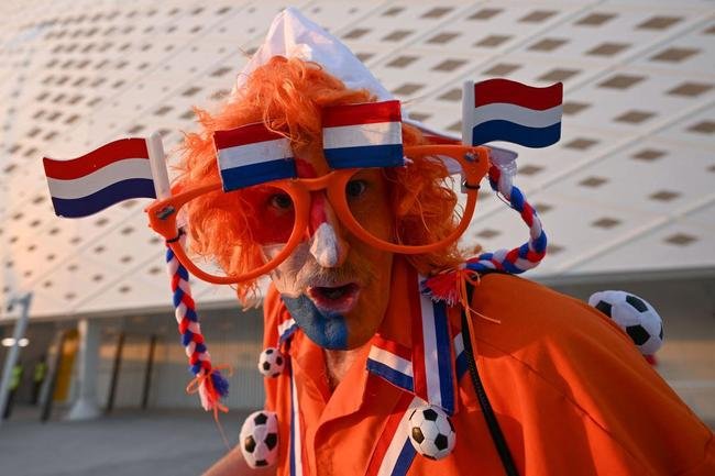 Fotos dos torcedores de Senegal e Holanda durante jogo pelo Grupo A da Copa do Mundo.