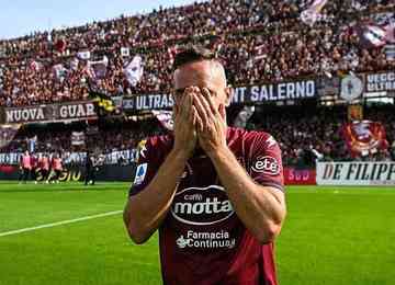 Jogador francês desabou em lágrimas ao ser homenageado antes do jogo do Salernitana contra o Spezia, pelo Campeonato Italiano