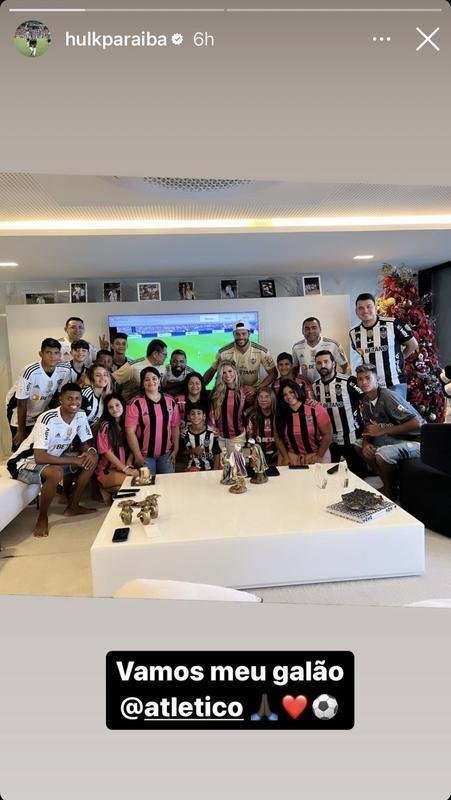 Destaque do Atltico, o atacante Hulk viajou para Joo Pessoa, na Paraba, antes do incio oficial das frias. O jogador est lesionado e acompanhou a vitria sobre o Corinthians com muita vibrao, acompanhado de boa parte da famlia - que vestia camisas do Galo.