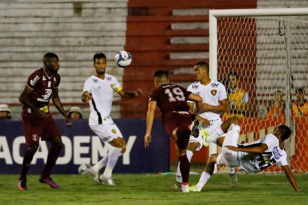 Em jogo bastante disputado, o Náutico levou a melhor no começo ao abrir o placar com o Zagueiro Ronaldo Alves logo aos sete minutos do primeiro tempo.