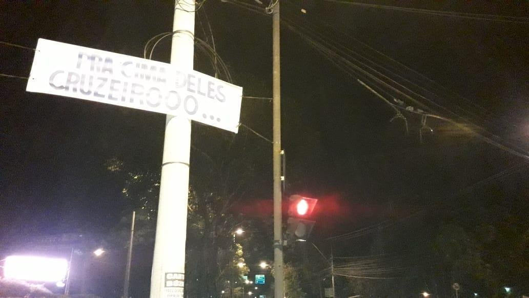 Faixas de apoio ao Cruzeiro so estendidas em Belo Horizonte antes da partida contra o FLuminense