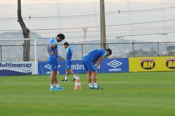 Cruzeiro iniciou sua intertemporada nesta segunda-feira na Toca da Raposa II. Tcnico Mano Menezes contou com elenco completo. Grupo agora comea preparao para decises com Atltico na Copa do Brasil, River Plate na Copa Libertadores e 29 rodadas restantes do Campeonato Brasileiro