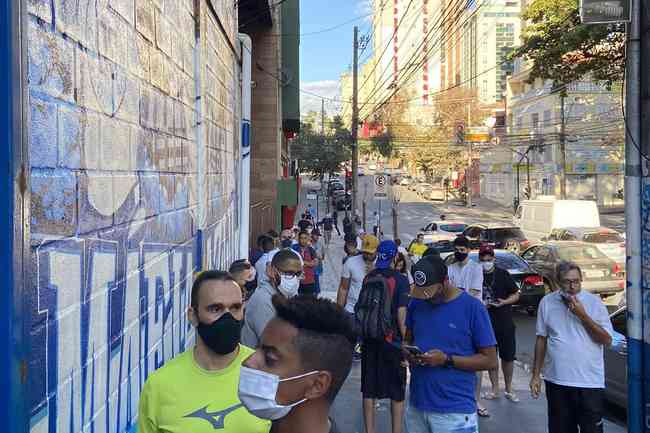 Torcedores do Cruzeiro fizeram fila na sede da Mfia Azul por 'teste errado' de COVID-19