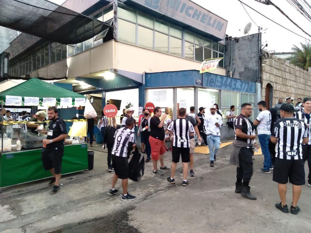 Torcida do Atltico movimenta ruas prximas ao Mineiro antes do jogo 