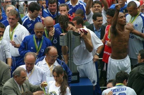 Com o ttulo brasileiro confirmado, o Cruzeiro fez no dia 7 de dezembro de 2003 o jogo da taa e das faixas contra o Fluminense, no Mineiro. Com show de Alex, autor de dois gols, o time celeste goleou os cariocas por 5 a 2 e promoveu nova festa da torcida azul em Belo Horizonte. Jogadores finalmente ergueram a taa oficial do Campeonato Brasileiro, cedida pela CBF, e deram a volta olmpica. Os campees brasileiros de 1966 tambm participaram das comemoraes no Gigante da Pampulha.
