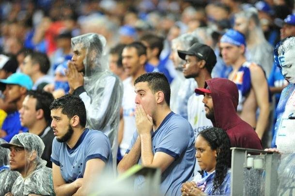 Sinalizadores, rojes, ira e xingamentos: a reao da torcida celeste com a derrota no Mineiro