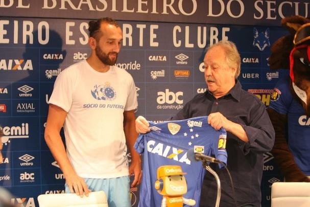 Atacante Barcos, o 'Pirata', vestiu a camisa 28 do Cruzeiro e falou sobre desejo de conquistar muitos ttulos