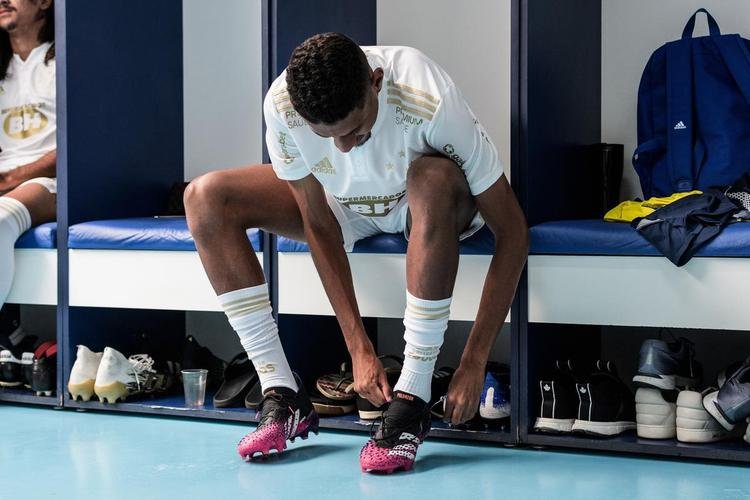 Cruzeiro lançou camisa branca, com detalhes em dourado, nesta quinta-feira (6 de maio)