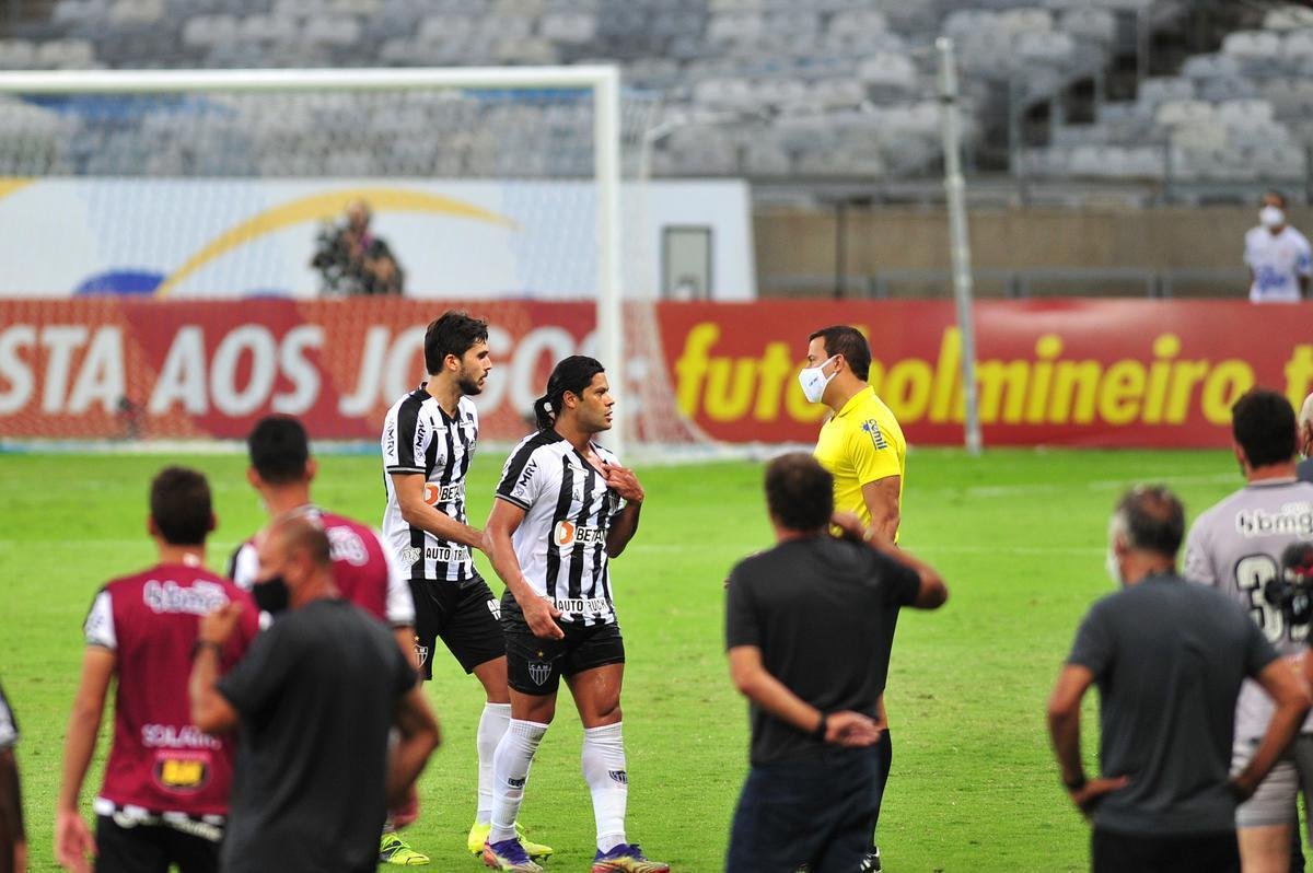 Hulk, do Atltico, e William Pottker, do Cruzeiro, discutiram no fim do clssico vencido pelos celestes, por 1 a 0, e foram expulsos pelo rbitro Paulo Csar Zanovelli da Silva