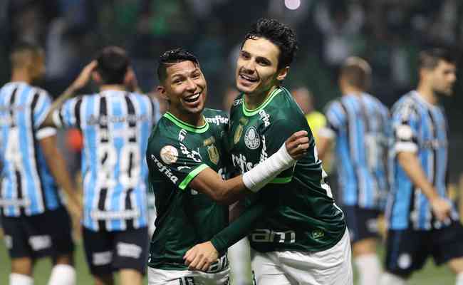 Rony e Raphael Veiga comemoram a goleada do Palmeiras sobre o Grmio