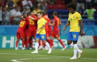 Fernandinho errou ao tentar tirar a bola em escanteio e colocou contra as prprias redes
