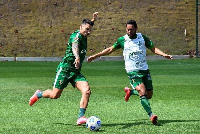 Fotos da chegada do atacante argentino Mauro Zrate a Belo Horizonte e do primeiro treinamento do jogador pelo Amrica no CT Lanna Drumond