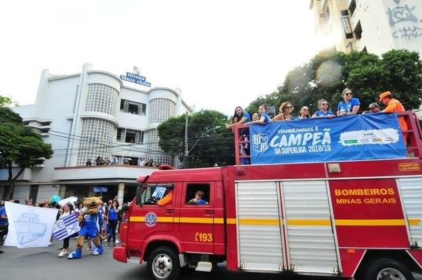 Jogadoras do Minas desfilam em carro aberto pelas ruas de Belo Horizonte após conquista do tri da Superliga Feminina de Vôlei
