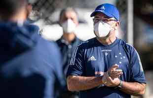 Nesta tera-feira, o Cruzeiro retomou as atividades na Toca II. Foi a primeira atividade presencial do elenco sob o comando do tcnico Enderson Moreira; antes do trabalho em campo, atletas tiveram temperatura aferida por um funcionrio do clube e passaram lcool em gel nas mos.