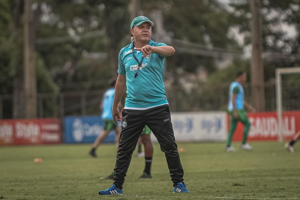 Rodrigo Santana foi substituído pelo auxiliar técnico Pachequinho, que comandou a equipe do Coritiba por apenas duas partidas: derrotas para Botafogo e Atlético. Ele foi afastado após mudança na presidência do clube.