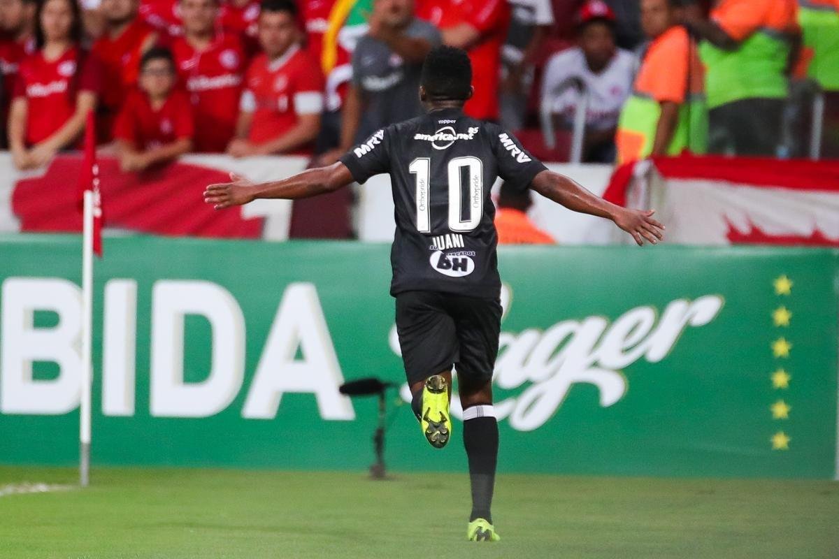 Galo derrotou Internacional no Beira-Rio com gols de Cazares e Terans; D'Alessandro descontou de pnalti