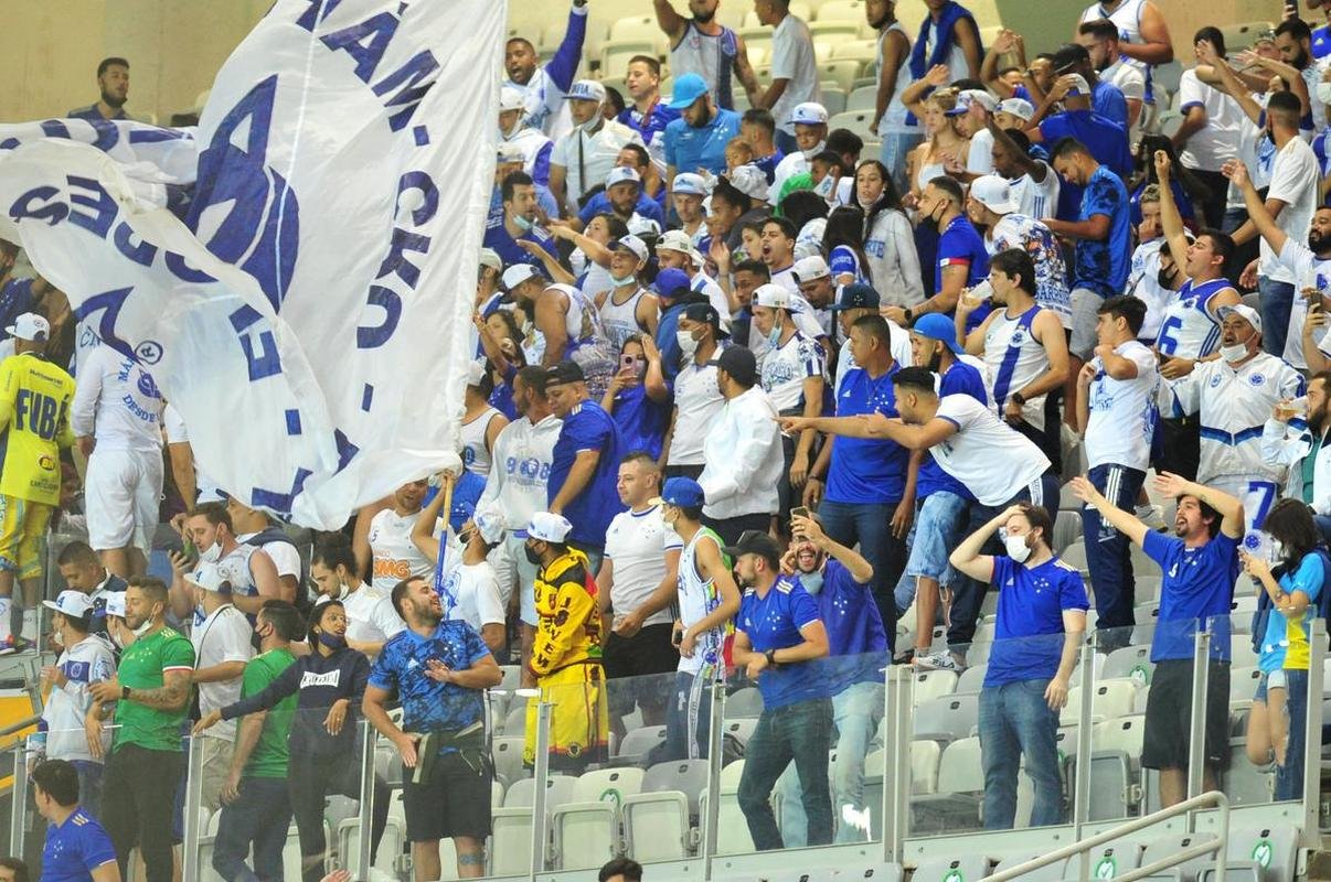 Fotos do jogo entre Cruzeiro e Confiana pela Srie B. Jogo  em Belo Horizonte marcou a volta da torcida cruzeirense ao Mineiro aps meses de ausncia devido  pandemia da COVID-19