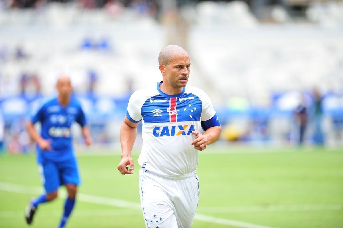 Cruzeiro: time campeo da Trplice Coroa de 2003 venceu equipe de masters por 2 a 1, neste domingo, em jogo festivo realizado no Mineiro