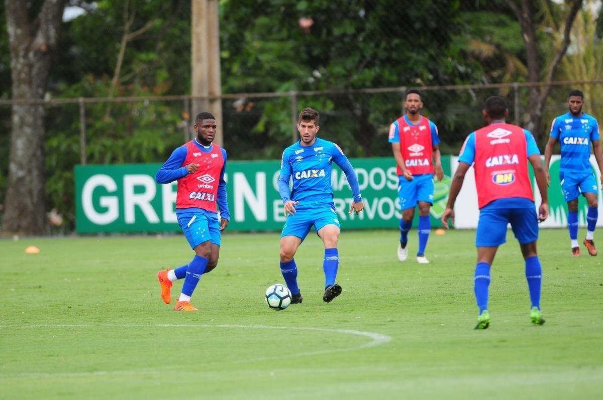 Com presena da torcida, Cruzeiro seguiu preparao para jogo contra o Fluminense, no Mineiro. Nesta sexta, Mano definiu Lucas Silva como substituto de Henrique, suspenso. O zagueiro Leo treinou normalmente aps se recuperar de leso e ser relacionado. 