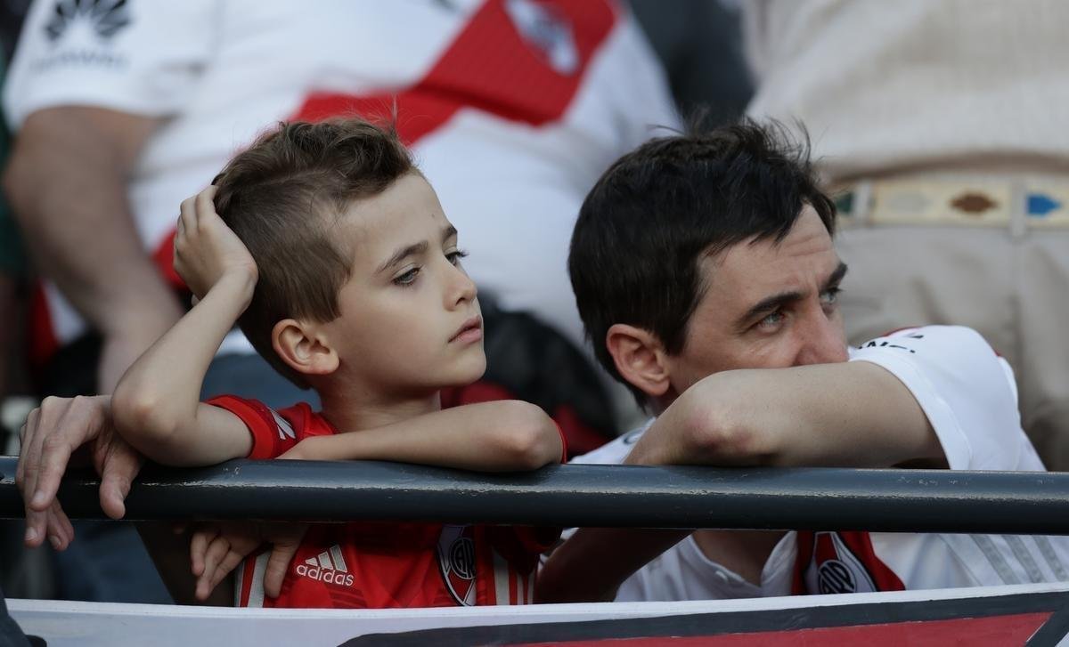 Torcedores do River Plate lotaram o Monumental e tiveram que voltar para casa frustrados