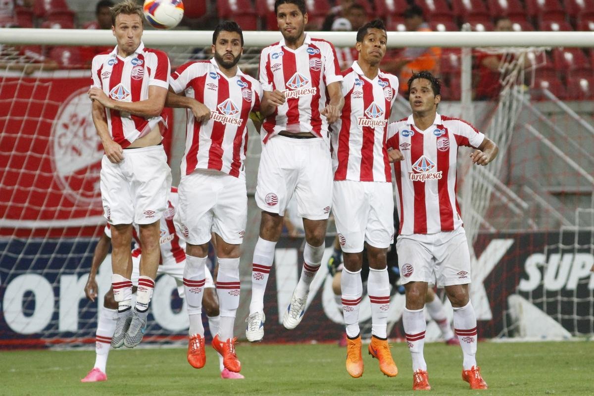 Em 2015, o Nutico seguiu com a Umbro em um modelo que foi mantido para o comeo desta temporada