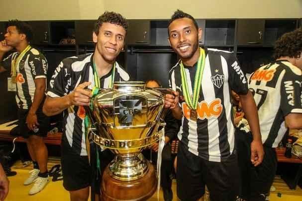 Com a taça do título da Copa do Brasil de 2014