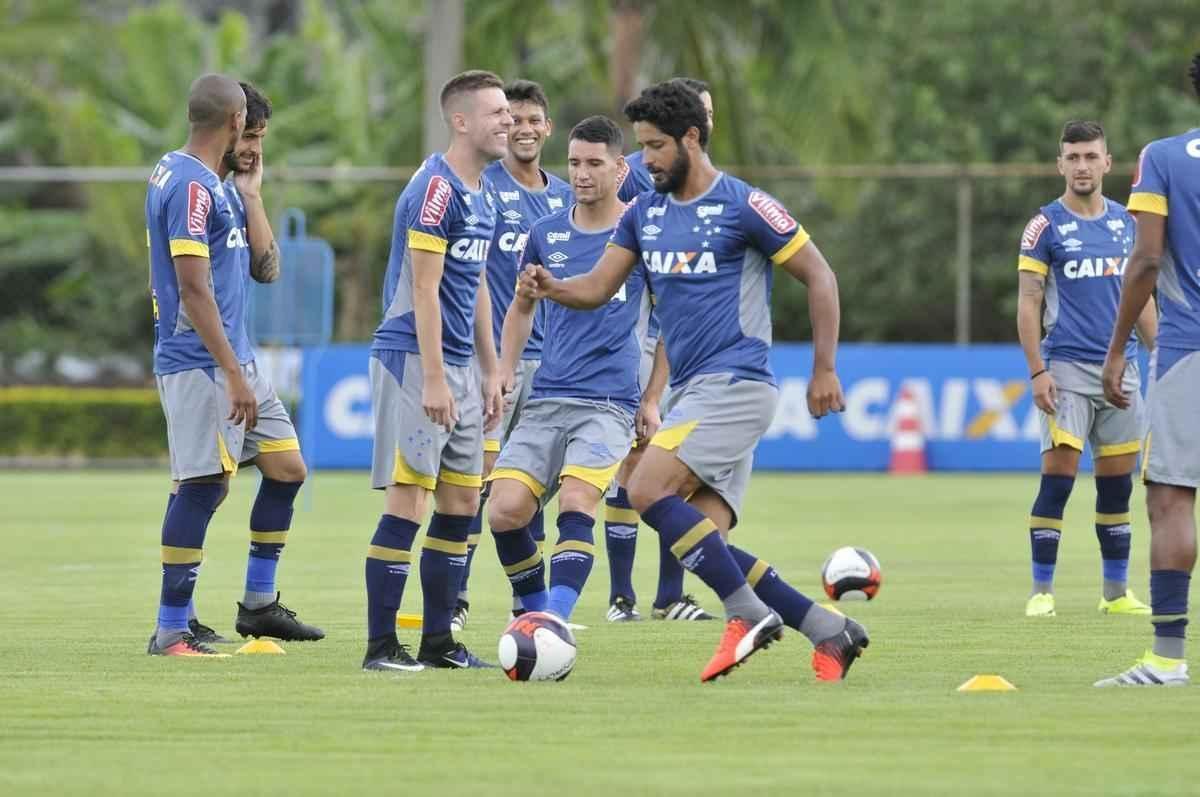 Imagens do primeiro treino do meia Thiago Neves na Toca da Raposa II