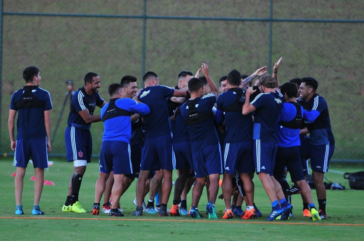 Elenco da Universidad de Chile treinou nesta tera-feira  tarde na Cidade do Galo, em Vespasiano. Time chileno se prepara para enfrentar o Cruzeiro na quinta, s 19h15, no Mineiro, pela Copa Libertadores. Tcnico Angel Guillermo Hoyos ter retornos do zagueiro Jara e do lateral-esquerdo Beausejour