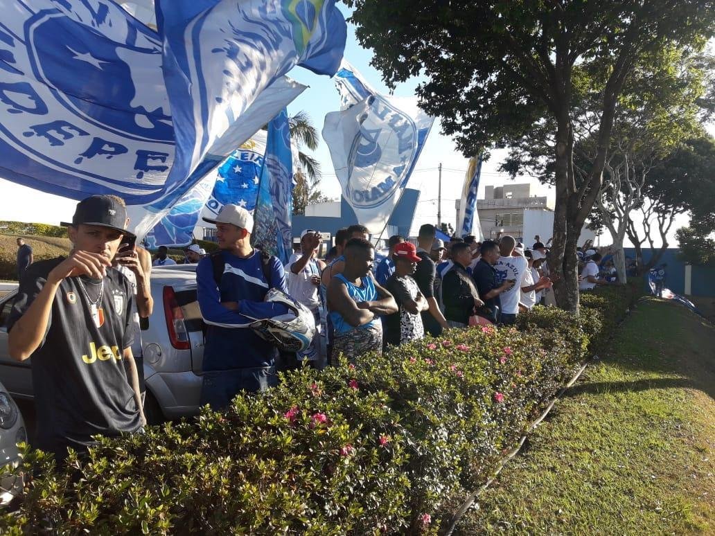 Torcida viu minutos iniciais do treino desta quinta-feira