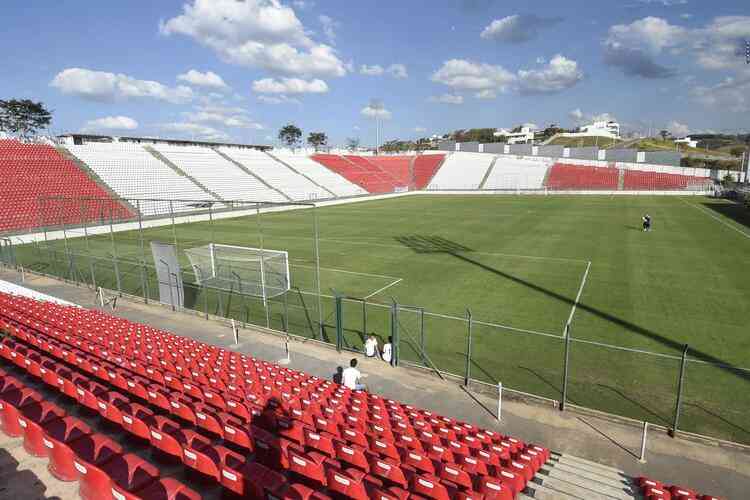 Secretaria de Saúde libera jogos de futebol, e Paranaense pode