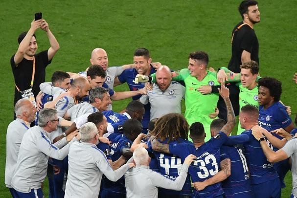 Com direito a um show de Hazard no segundo tempo, quando o craque belga marcou dois gols e ainda deu assistncia para Pedro balanar as redes, o Chelsea goleou o Arsenal por 4 a 1, nesta quarta-feira, no estdio Olmpico de Baku, no Azerbaijo, e conquistou o seu segundo ttulo da Liga Europa