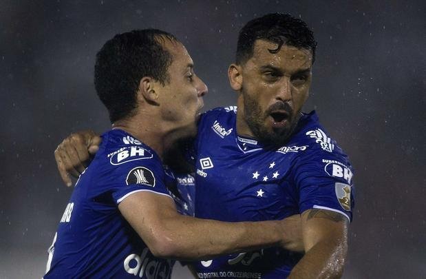 Lance do duelo entre Huracán e Cruzeiro, em Buenos Aires, pelo Grupo B da Copa Libertadores
