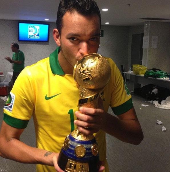 19 - Em junho, Rver foi campeo mais uma vez. S que pela Seleo Brasileira. O defensor integrou o grupo que bateu a Espanha na Copa das Confederaes de 2013, disputada no Brasil.