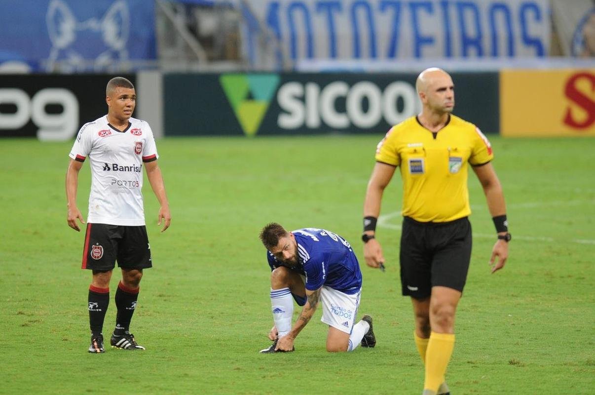 Atacante Rafael Sobis, do Cruzeiro, marcou gol de placa no Mineiro na vitria por 4 a 1 sobre o Brasil de Pelotas, pela 26 rodada da Srie B. Do meio-campo, ele viu o goleiro Rafael Martins adiantado e tocou por cobertura. Um chute perfeito e que entra para a histria do clube e do estdio. (5/12/2020)