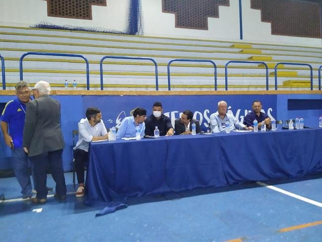 Ronaldo compareceu  votao da venda da SAF do Cruzeiro no Barro Preto e foi muito assediado por conselheiros do clube