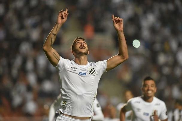 Atlético derrotou Santos por 2 a 1, de virada, com gols de Chará, e avançou às quartas de final da Copa do Brasil