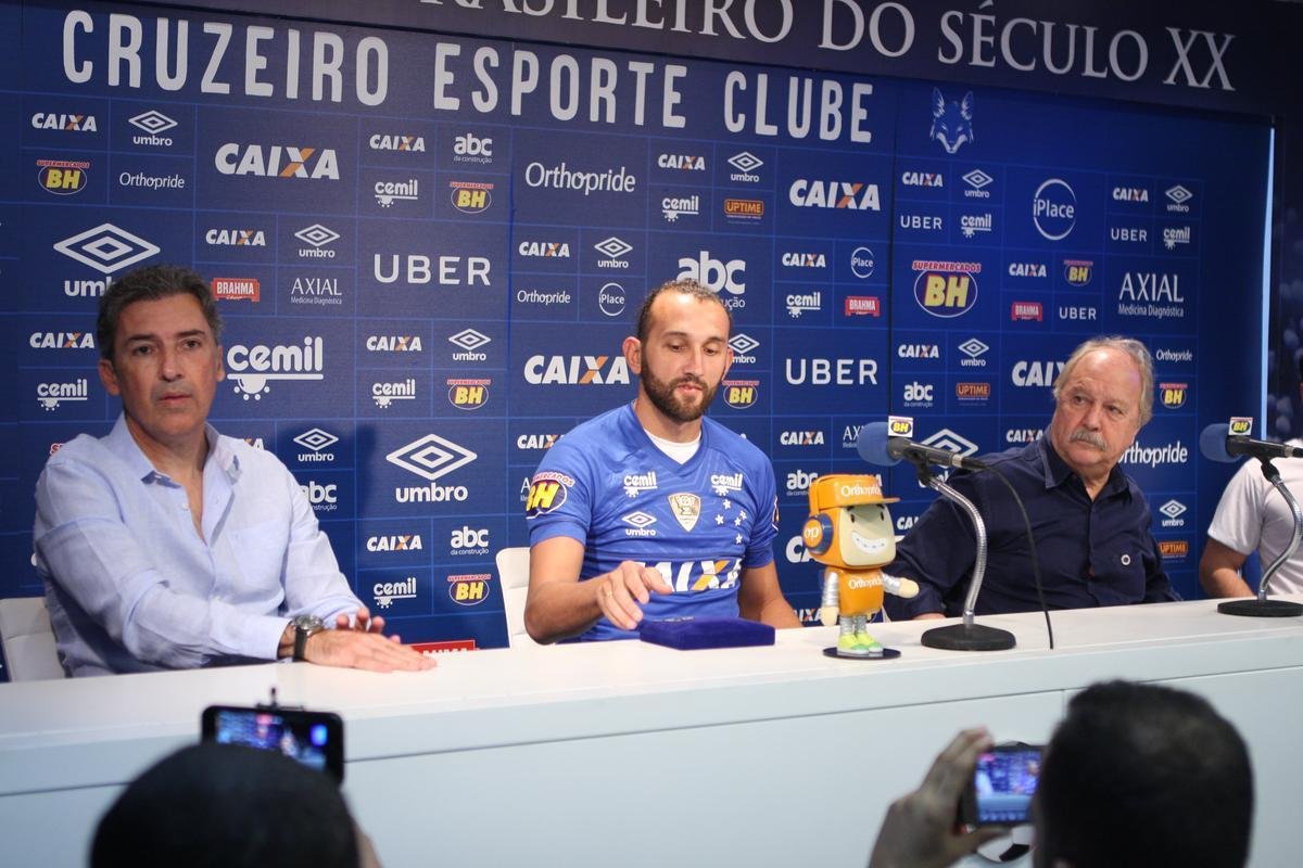 Atacante Barcos, o 'Pirata', vestiu a camisa 28 do Cruzeiro e falou sobre desejo de conquistar muitos ttulos