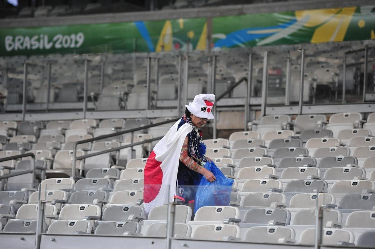 Depois do empate entre Japo e Equador, por 1 a 1, pela Copa Amrica, um torcedor japons deu um bom exemplo aos brasileiros. Com pacincia, ele recolheu lixo em vrios pontos do setor em que se encontrava no Mineiro. Na Copa de 2014, no Brasil, os nipnicos j haviam mostrado civilidade ao mundo ao limpar arquibancadas e vestirios dos estdios.