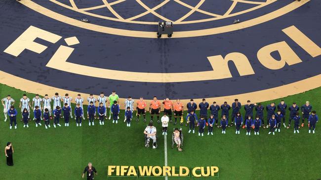 Entrada de Argentina e Frana no campo do Estdio Icnico de Lusail para a final da Copa do Mundo foi um espetculo  parte. Veja fotos do show de fogos, de luzes e da execuo dos hinos nacionais dos dois pases