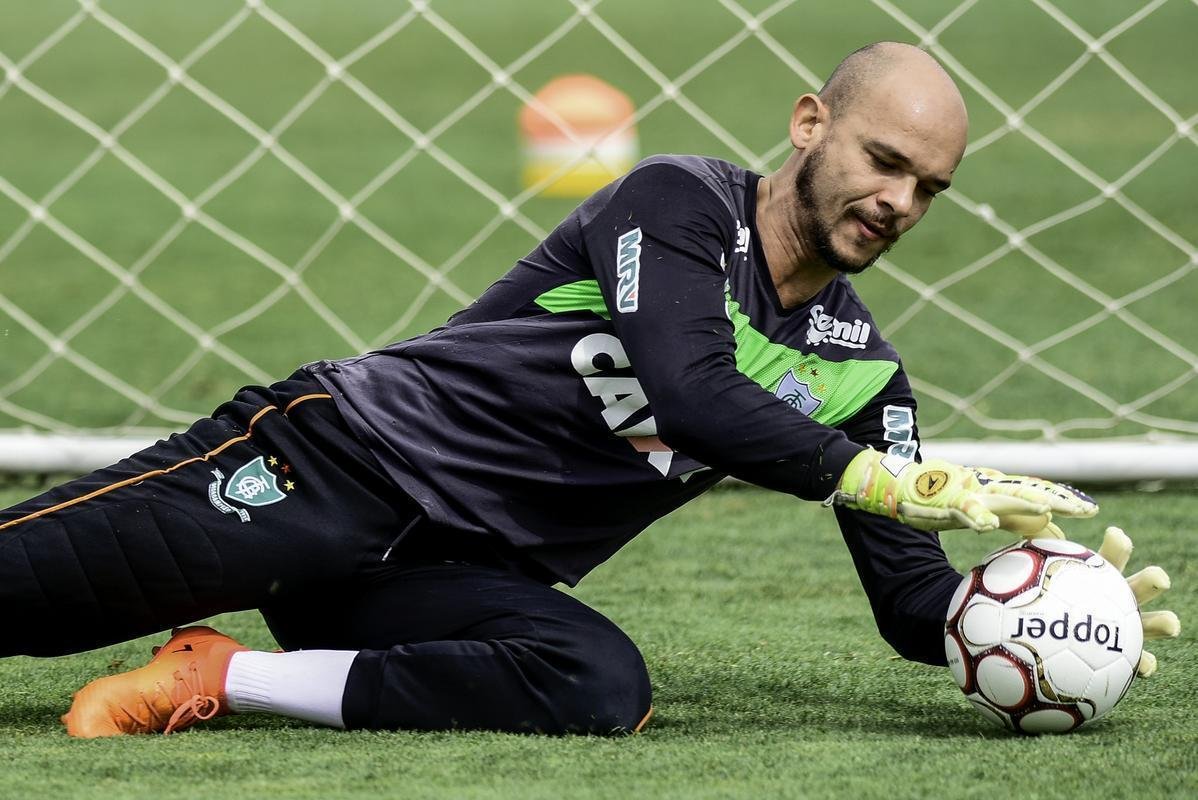Fernando Leal - o experiente goleiro de 36 anos caminha para a quinta temporada consecutiva no Amrica. Antes, porm, disputar o Campeonato Paulista pelo Mirassol. Ao renovar o contrato com Leal, a direo americana entendeu que seria importante dar ao atleta ritmo de jogo.