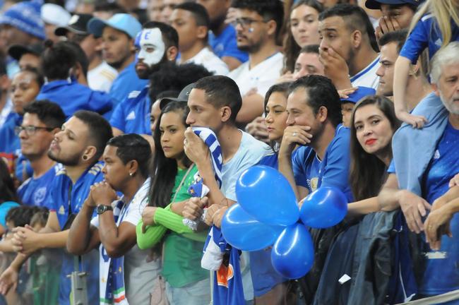 Fotos da torcida do Cruzeiro na derrota para o Fluminense no Mineiro; mesmo com eliminao, time recebeu grande apoio ao fim da partida
