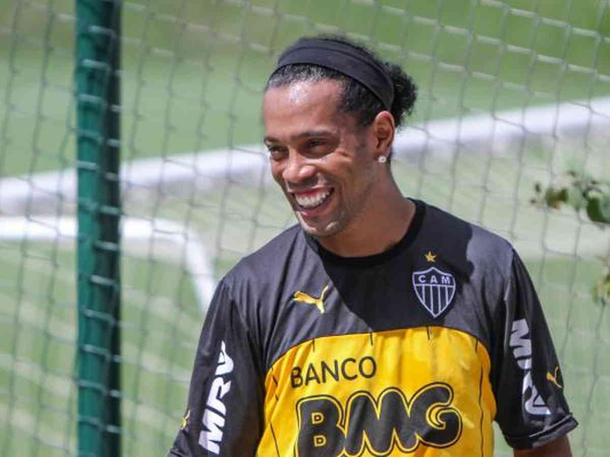 Justiça bloqueia contas do Atlético-MG por dívida com Ronaldinho