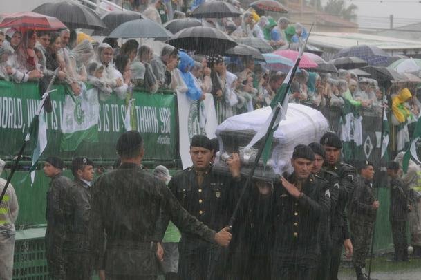 Chegada dos corpos  Arena emocionou a todos. Foi o reencontro dos heris com suas famlias