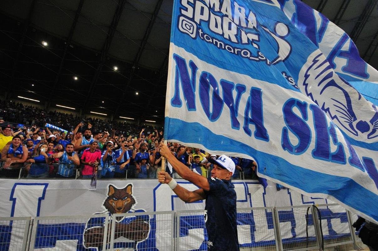 Cruzeiro levanta a taa da Srie B e faz festa no Mineiro