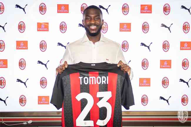 Milan apresentou o zagueiro Tomori nesta sexta-feira