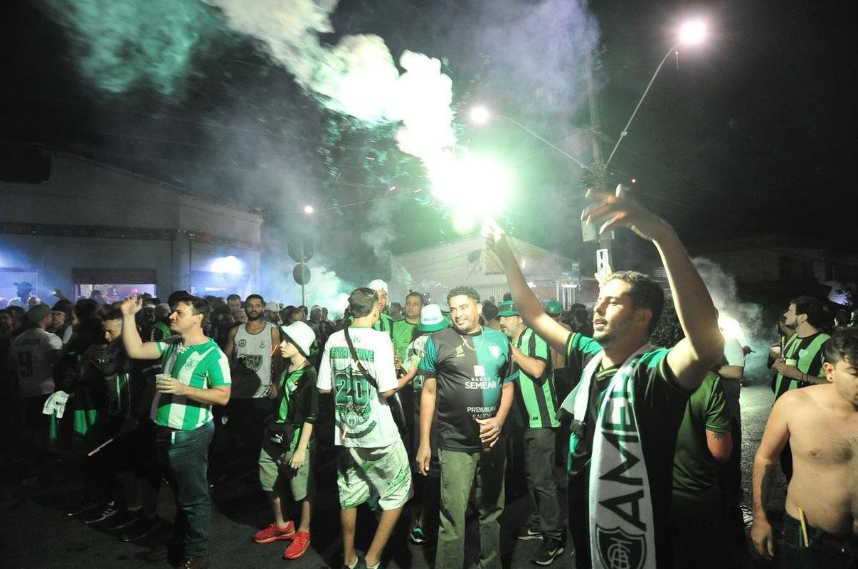 Fotos da torcida do Amrica nos arredores do Independncia, em Belo Horizonte, antes da bola rolar para o jogo contra o So Paulo, nesta quinta-feira (18). Partida valida pela volta das quartas de final da Copa do Brasil. 
